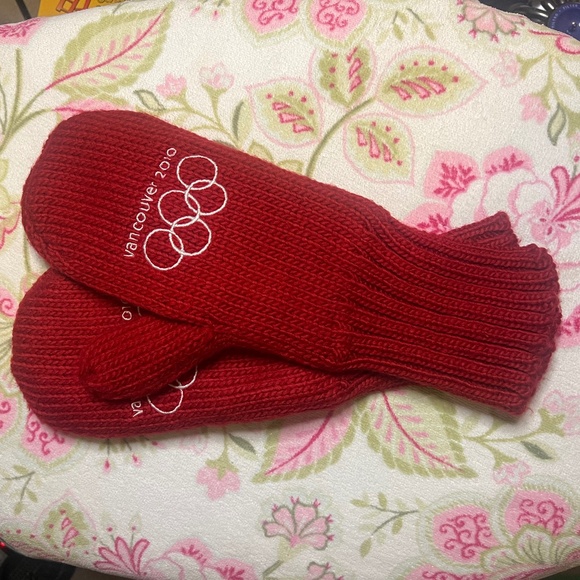 2010 Vancouver Winter Olympics Mittens. Size XL - Picture 2 of 3